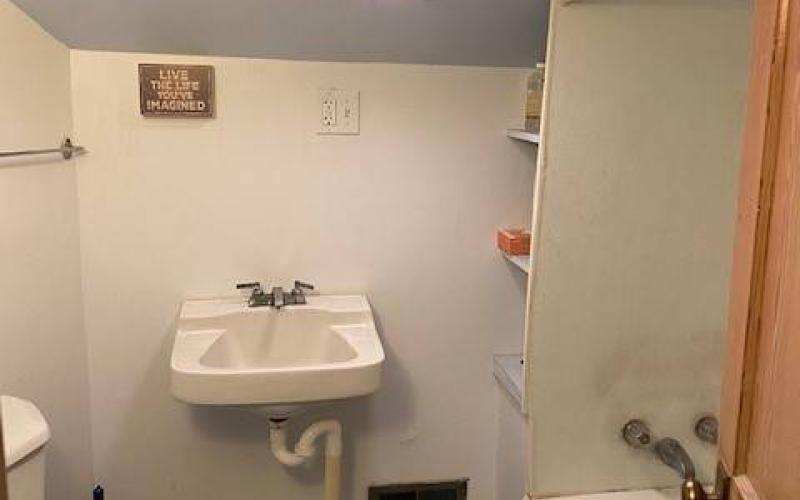 Unit B Full Bathroom