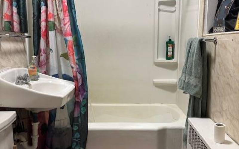 Unit B Full Bath