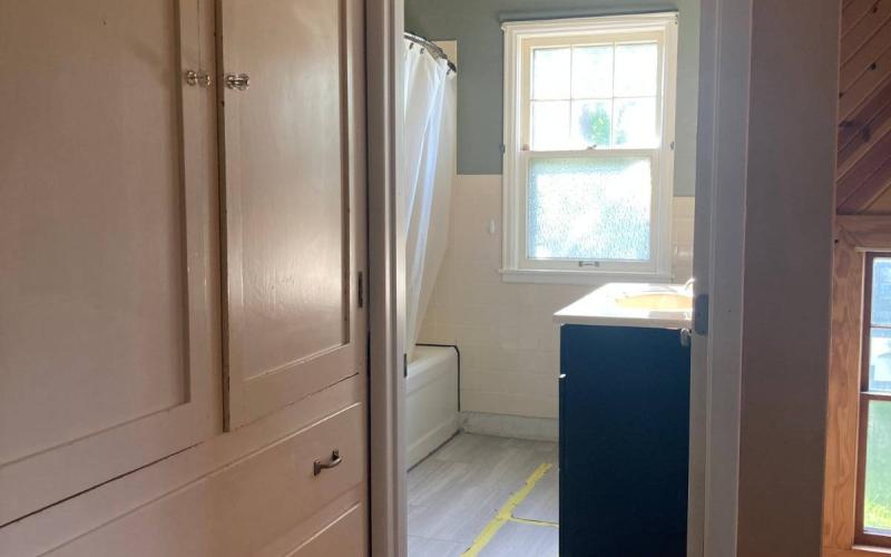 HALL/BATHROOM