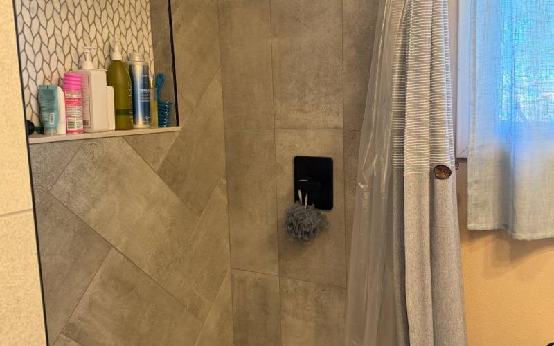 Main Floor Bath View 2